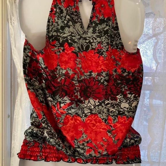 Red/black floral halter top with ruffle hem and tie back. Size M IZ Byer - Picture 2 of 4